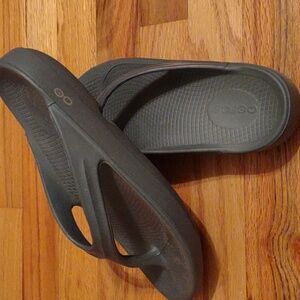 Oofos recovery flip flops